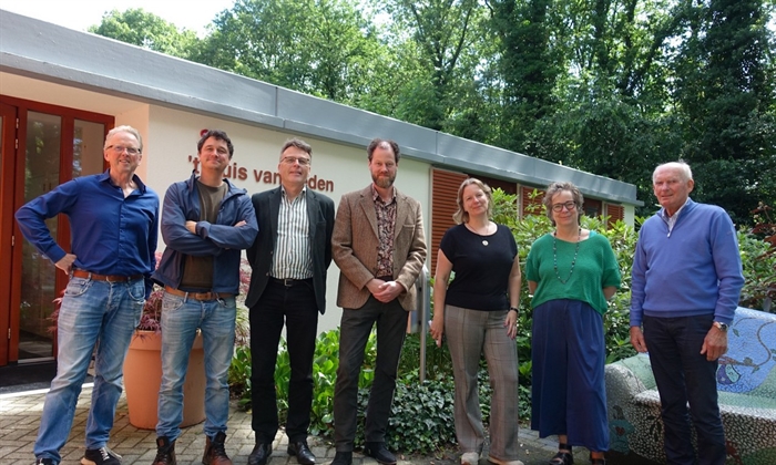 Van links naar rechts: Ugo Leever (projectleider VMV), Rinze Douma (projectleider VMV), Rein Bouwer (coördinator energietransitie in de gebouwde omgeving), Jasper Vos (programmamanager energietransitie), Judith Siebring (projectleider VMV), Jannie Dol (coördinator Hospice) en Jan Hulsegge (voorzitter bestuur Stichting Hospicezorg Zuidoost Drenthe).