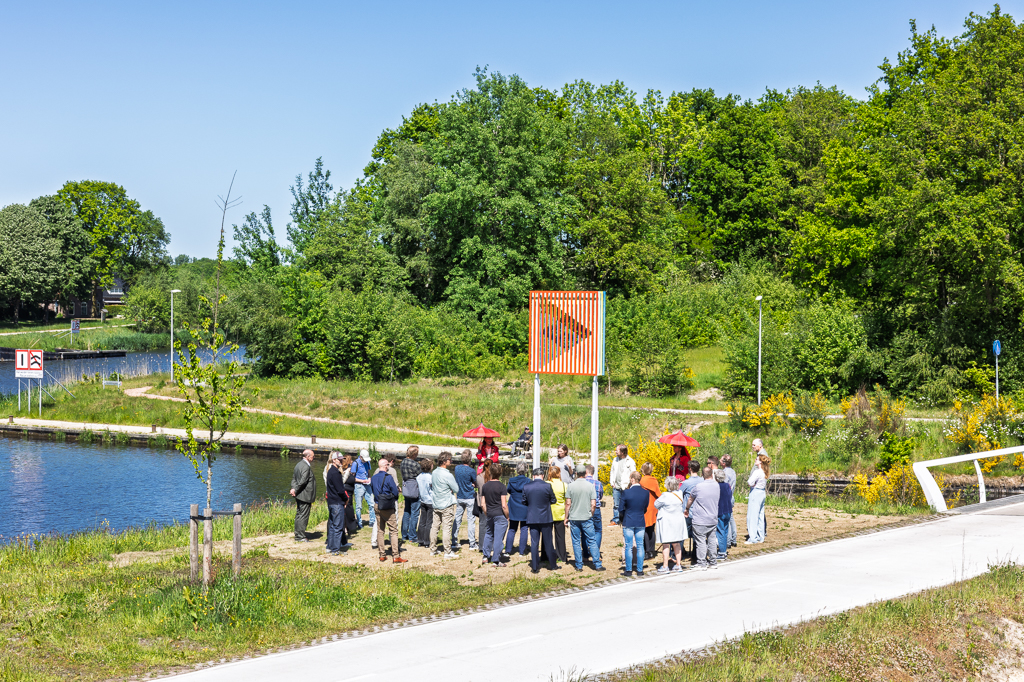 Het kunstwerk staat langs de doorfietsroute bij de Lonerbult.