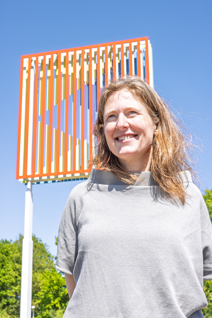 Marjet Wessels Boer bij het kunstwerk.