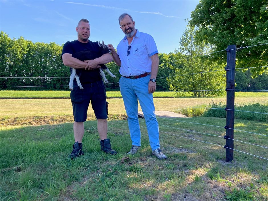 Dierhouder Alfred Brinkman en gedeputeerde Egbert van Dijk bekijken het nieuwe wolfwerende raster.