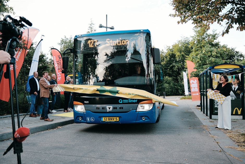 Eerste rit lijn 127 rijdt door lint op station Hoogeveen. Foto: OV-bureau Groningen Drenthe